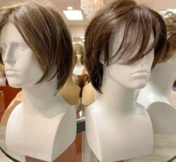 Mannequin,heads,with,men's,wigs,on,display.